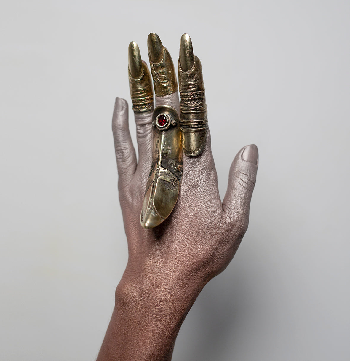 Raw Finger long nail. Sculpture. Chain. Brass and silver. / Pierscien palec z dlugim paznokciem. Mosiadz i srebro.