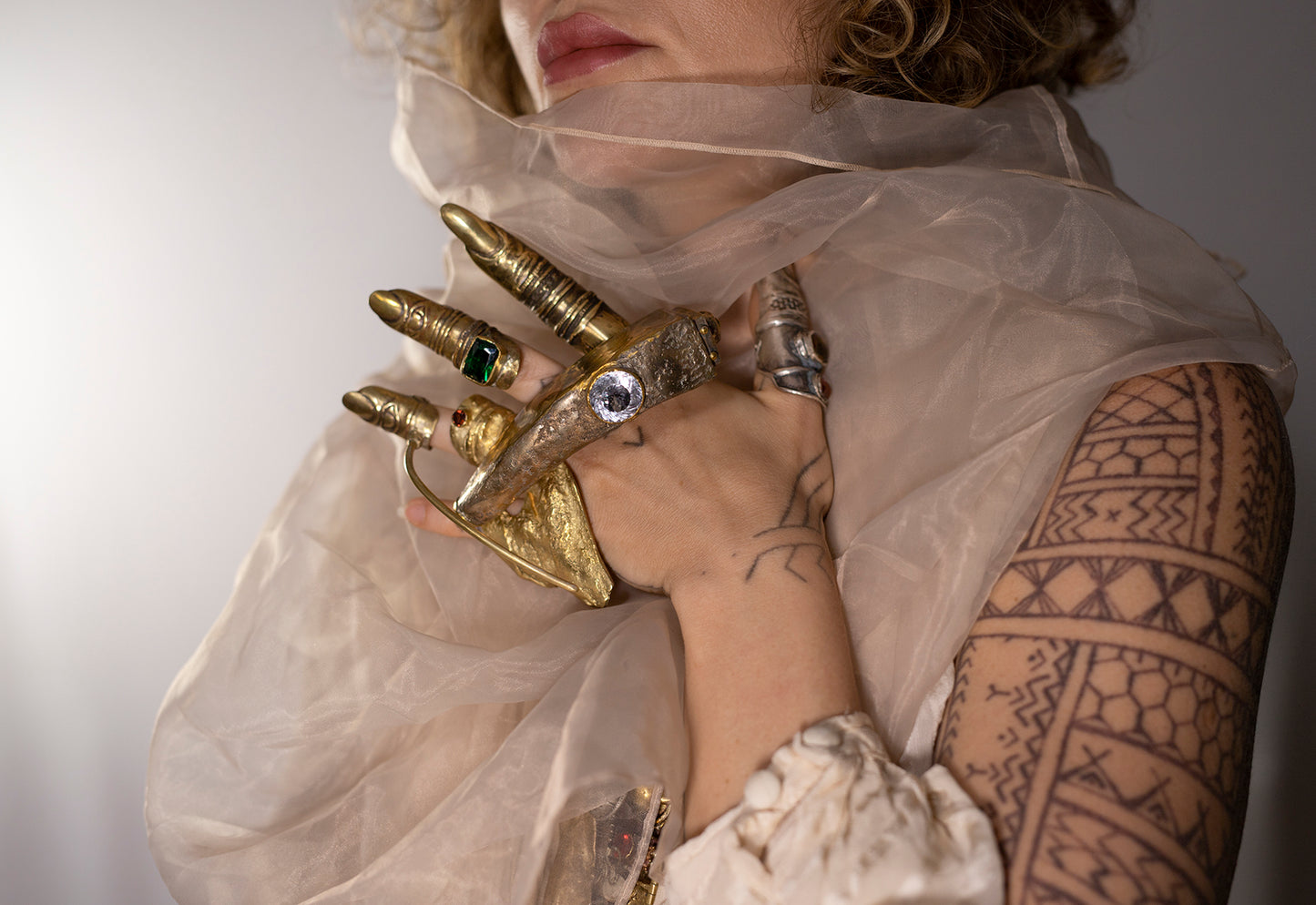 Raw Finger long nail. Sculpture. Chain. Brass and silver. / Pierscien palec z dlugim paznokciem. Mosiadz i srebro.