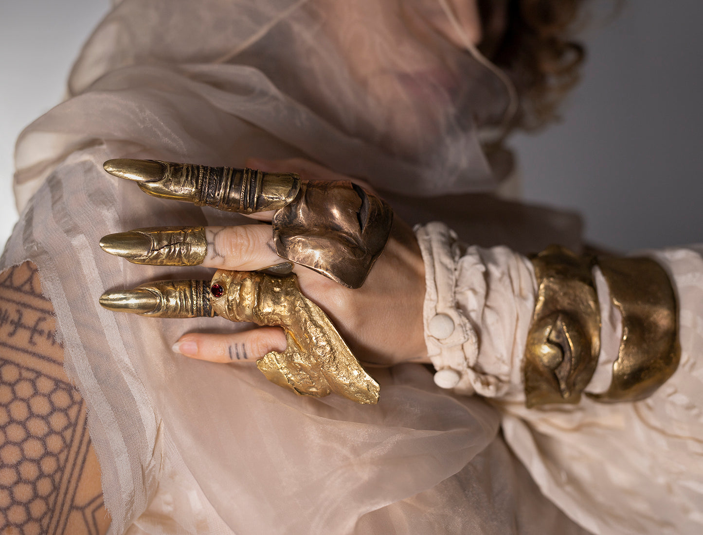 Raw Finger long nail. Sculpture. Chain. Brass and silver. / Pierscien palec z dlugim paznokciem. Mosiadz i srebro.