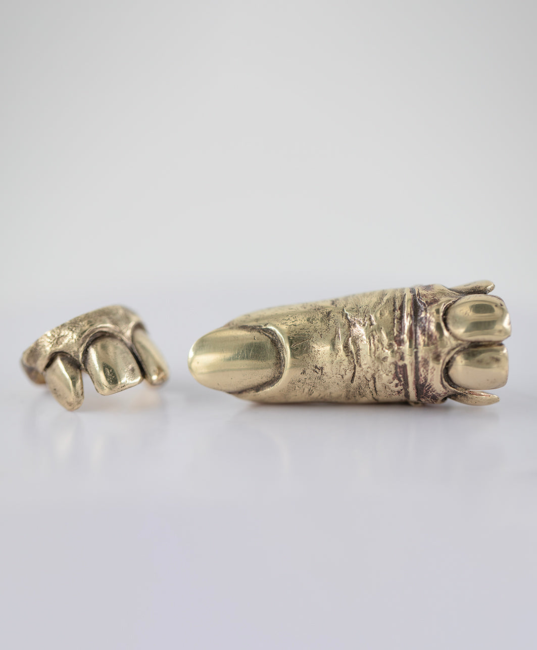 Tooth finger shape ring. Silver. / Pierscien w ksztacie palca z zebami. Srebro.