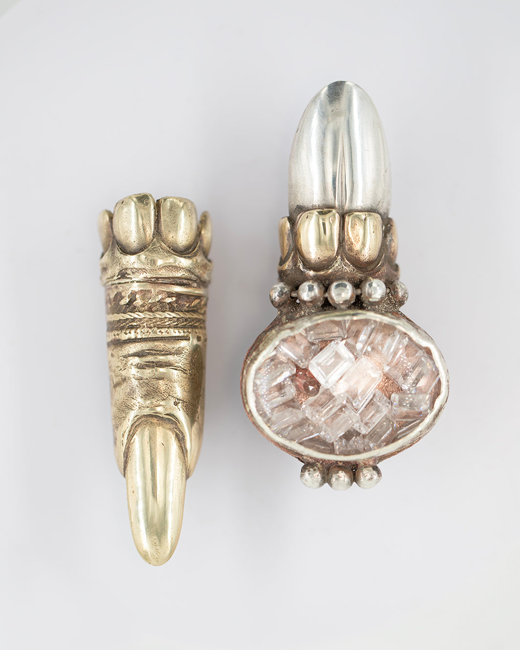 Big ring with zircons and garnet, glass. Copper, brass, silver./ Wielki pierscien z cyrkoniami i granatem. Szklo. Miedz, mosiadz, srebro.