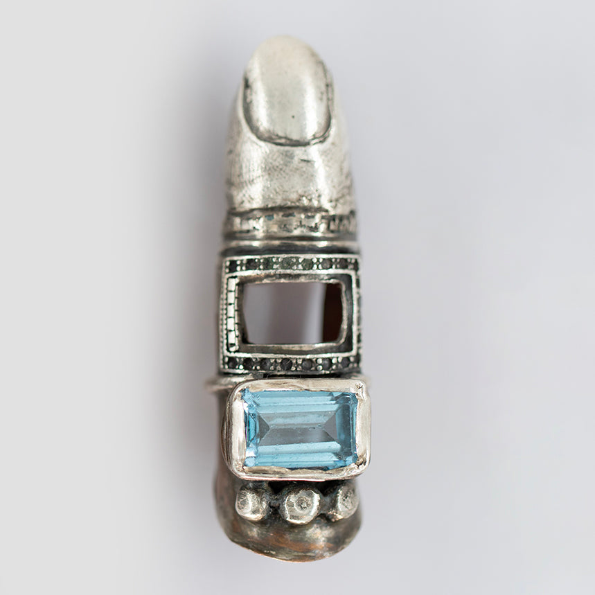 Finger ring. Silver, bronze and blue zircone. / Pierscien palec, srebro, braz, cyrkonia.