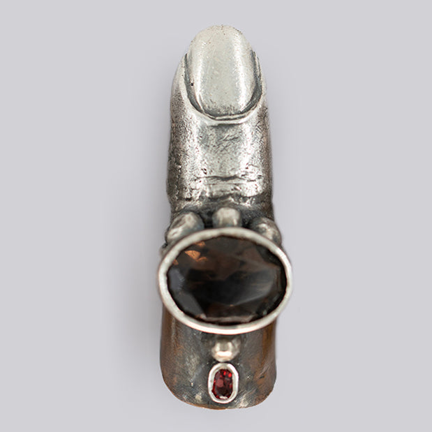 Finger ring. Bronze, silver. Smoky quartz, garnet. / Pierscien palec, braz, srebro. Kwarc dymny, granat.