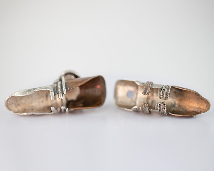Finger ring. Bronze, silver. Smoky quartz, garnet. / Pierscien palec, braz, srebro. Kwarc dymny, granat.
