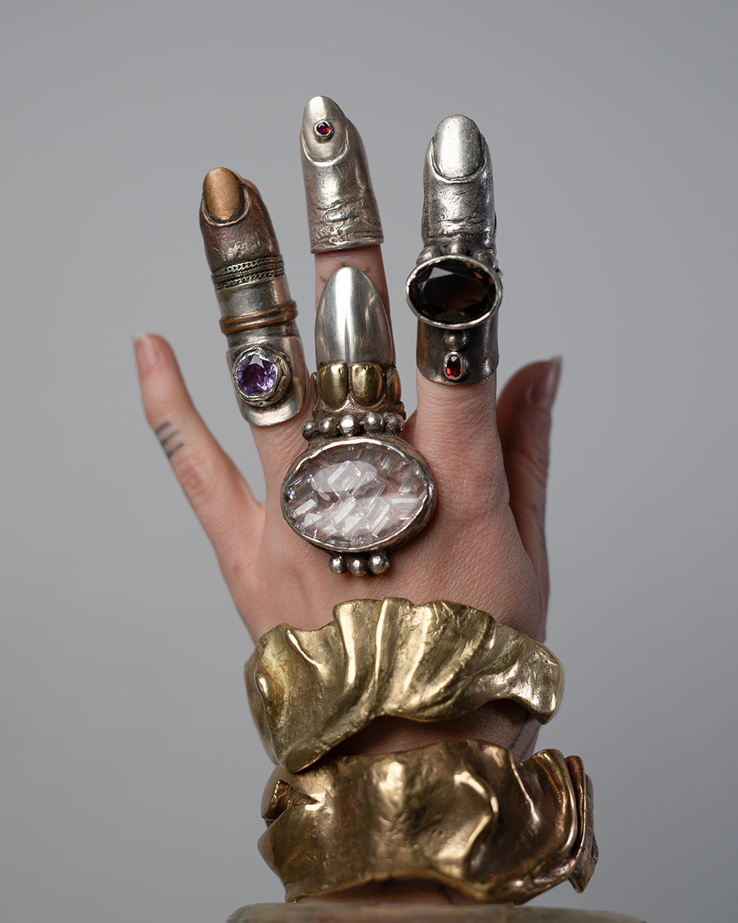 Finger ring. Bronze, silver. Smoky quartz, garnet. / Pierscien palec, braz, srebro. Kwarc dymny, granat.