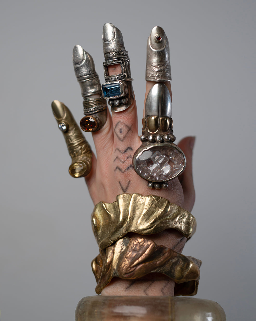 Finger ring. Silver, bronze and blue zircone. / Pierscien palec, srebro, braz, cyrkonia.