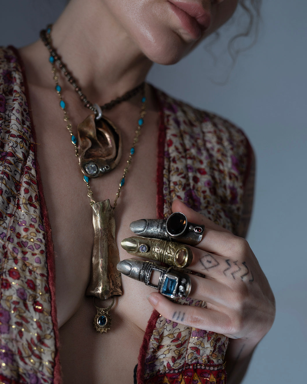 Ear pendant. Bronze, zircons, garnet. / Wisior w kształcie ucha. Braz, cyrkonia, granat.