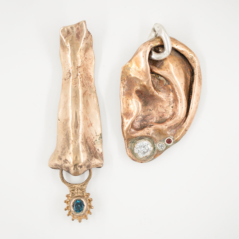 Nose pendant. Brass, topaz. / Wisior w kształcie nosa. Mosiądz, topaz.