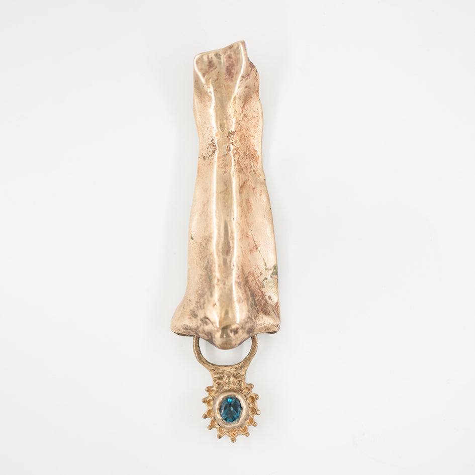 Nose pendant. Brass, topaz. / Wisior w kształcie nosa. Mosiądz, topaz.