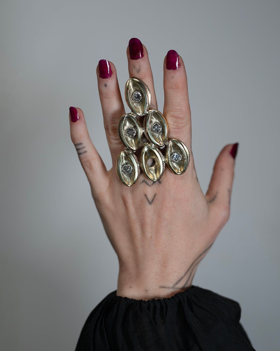 Big brass ring with zircons./ Wielki pierscien mosiezny z cyrkoniami.