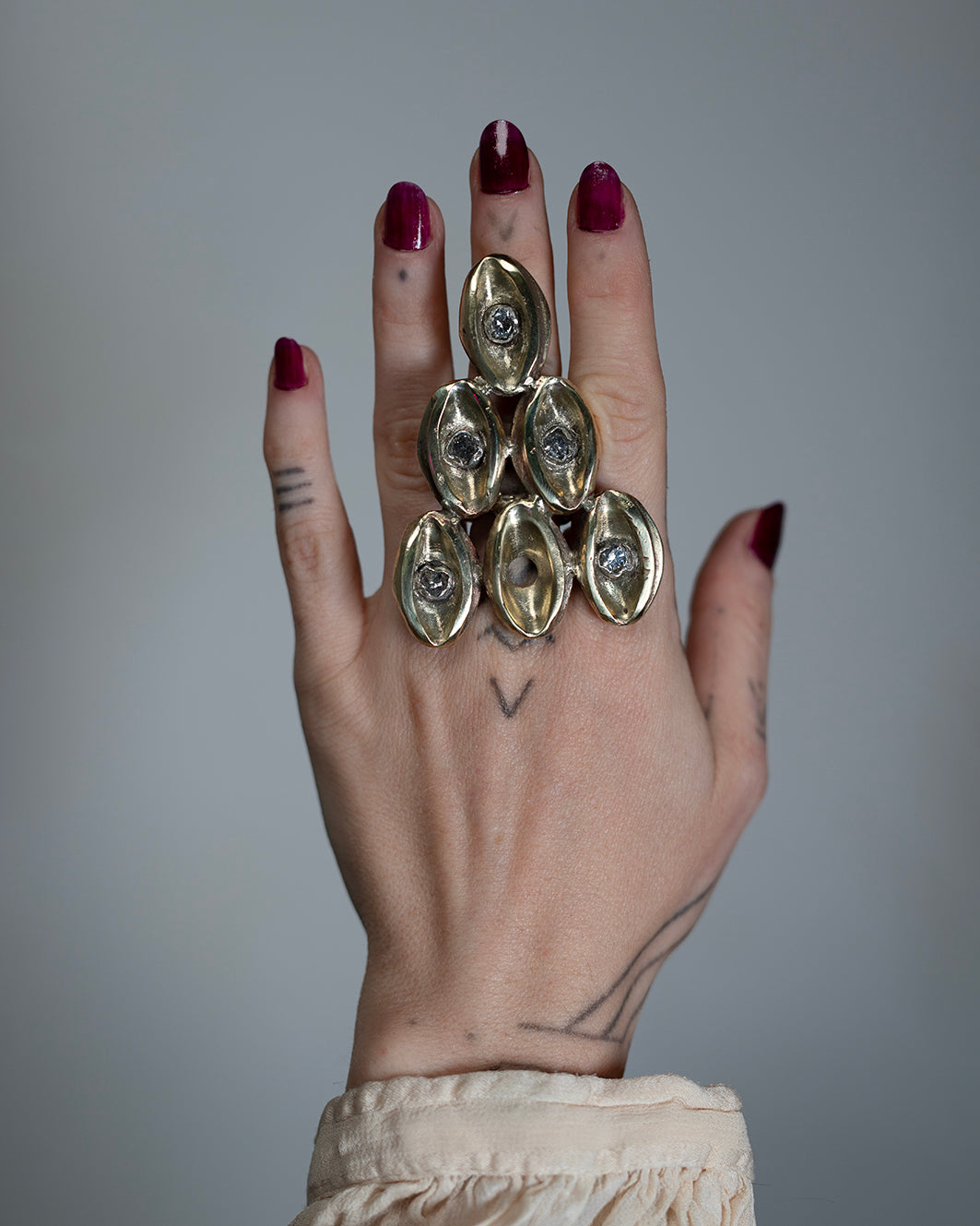 Big brass ring with zircons./ Wielki pierscien mosiezny z cyrkoniami.