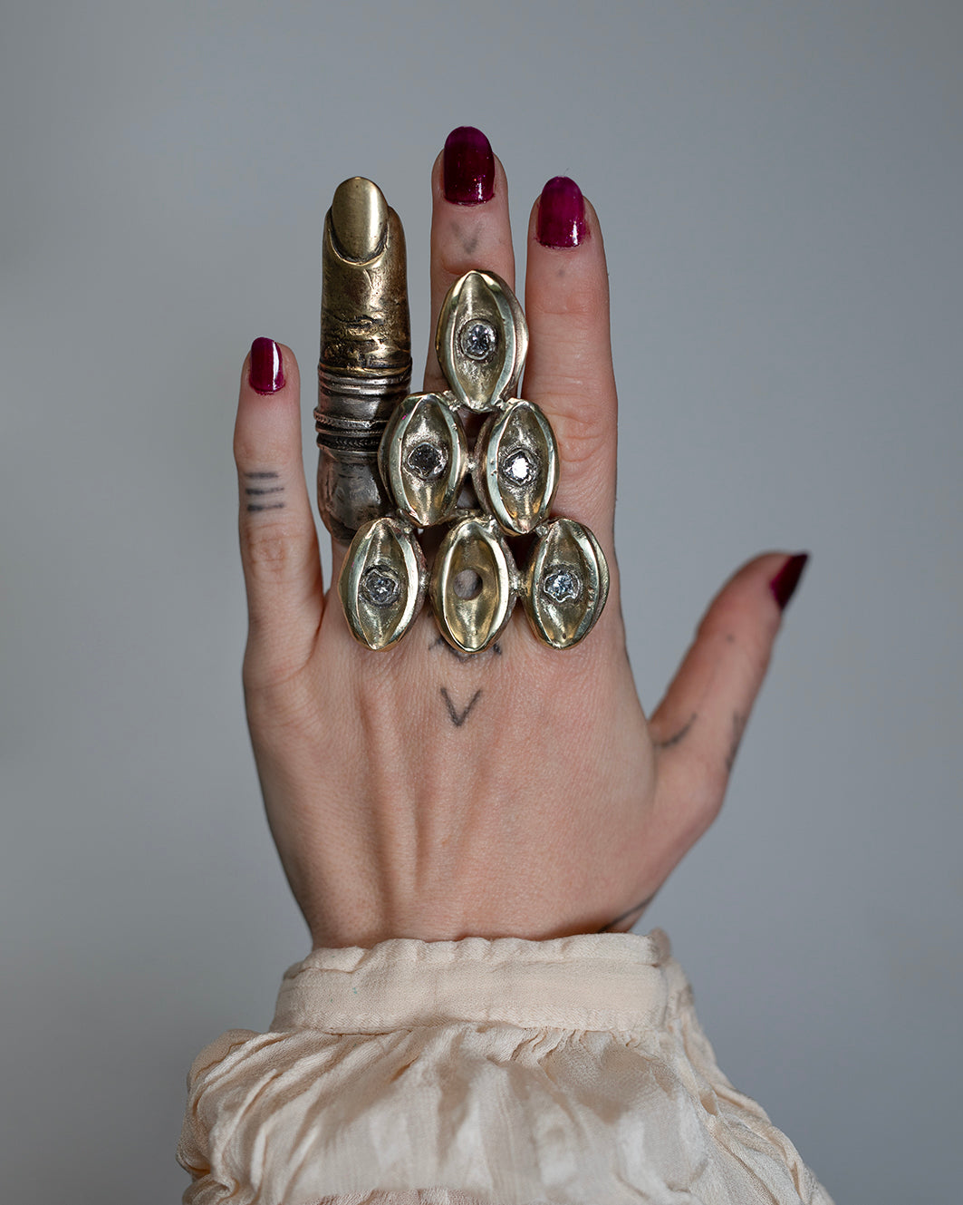 Big brass ring with zircons./ Wielki pierscien mosiezny z cyrkoniami.