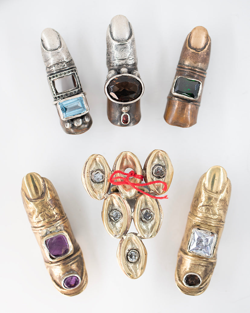 Big brass ring with zircons./ Wielki pierscien mosiezny z cyrkoniami.