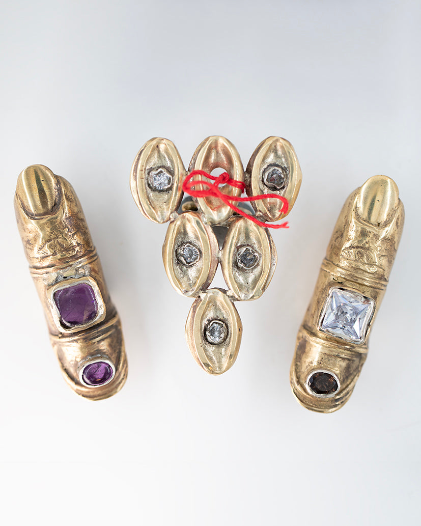 Big brass ring with zircons./ Wielki pierscien mosiezny z cyrkoniami.