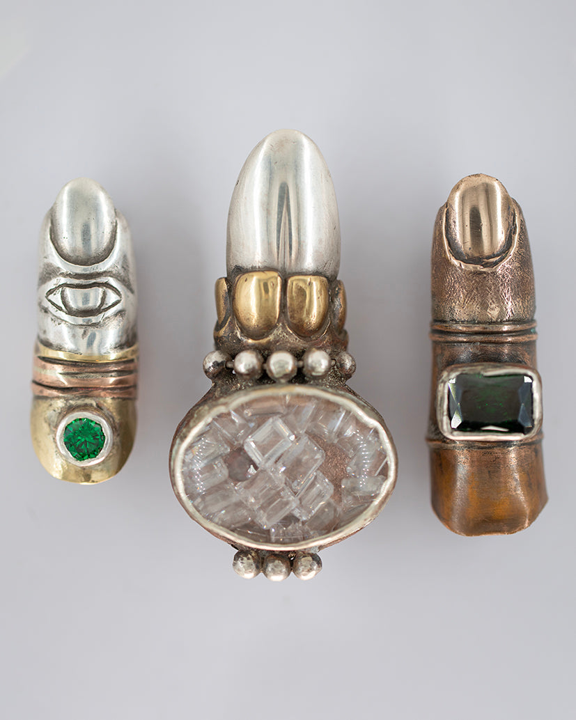 Finger ring. Brass, silver, copper, green zircone. / Pierscien palec, mosiadz, srebro, miedz, cyrkonia.
