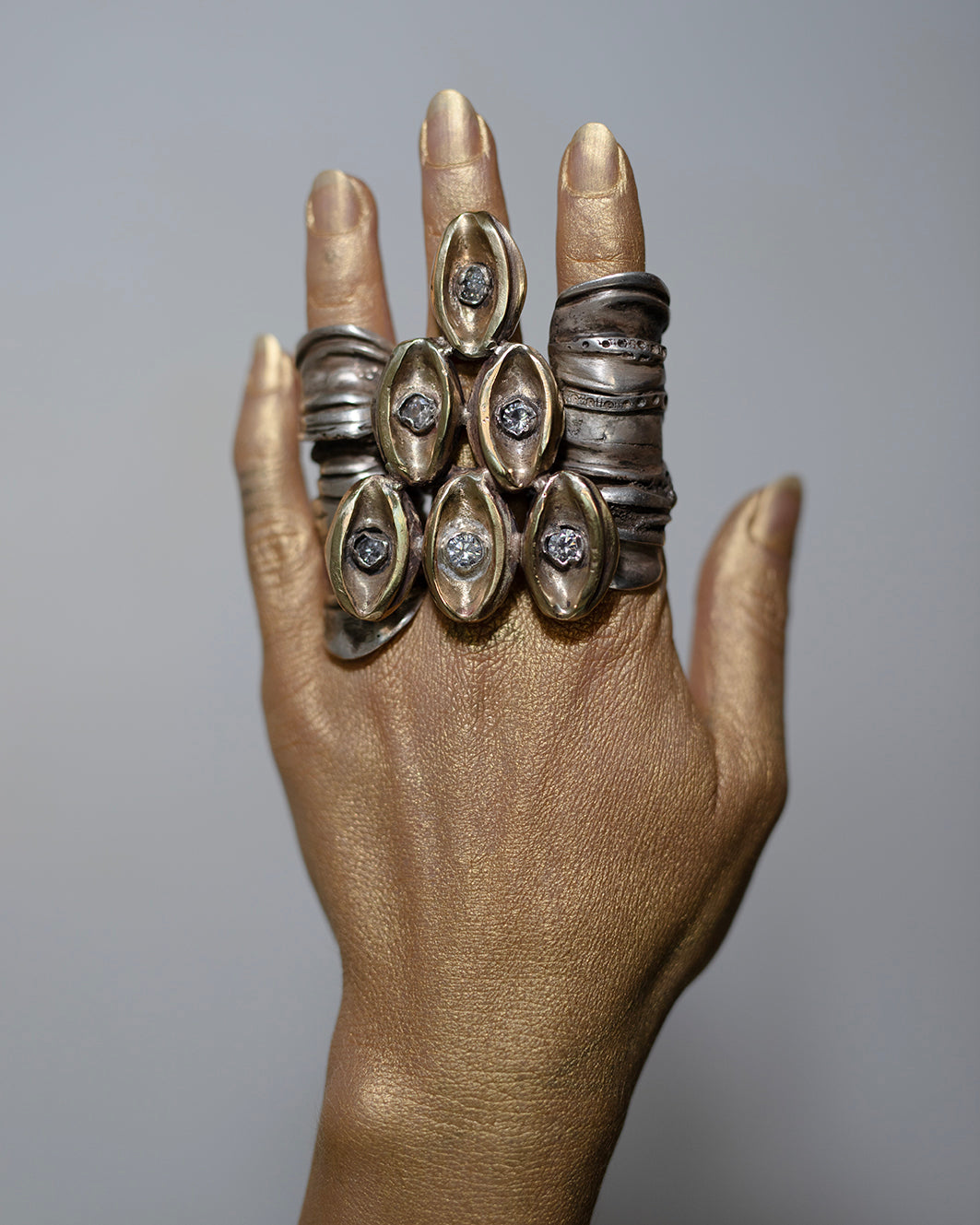 Big brass ring with zircons./ Wielki pierscien mosiezny z cyrkoniami.