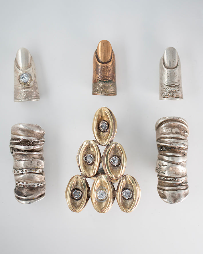 Big brass ring with zircons./ Wielki pierscien mosiezny z cyrkoniami.