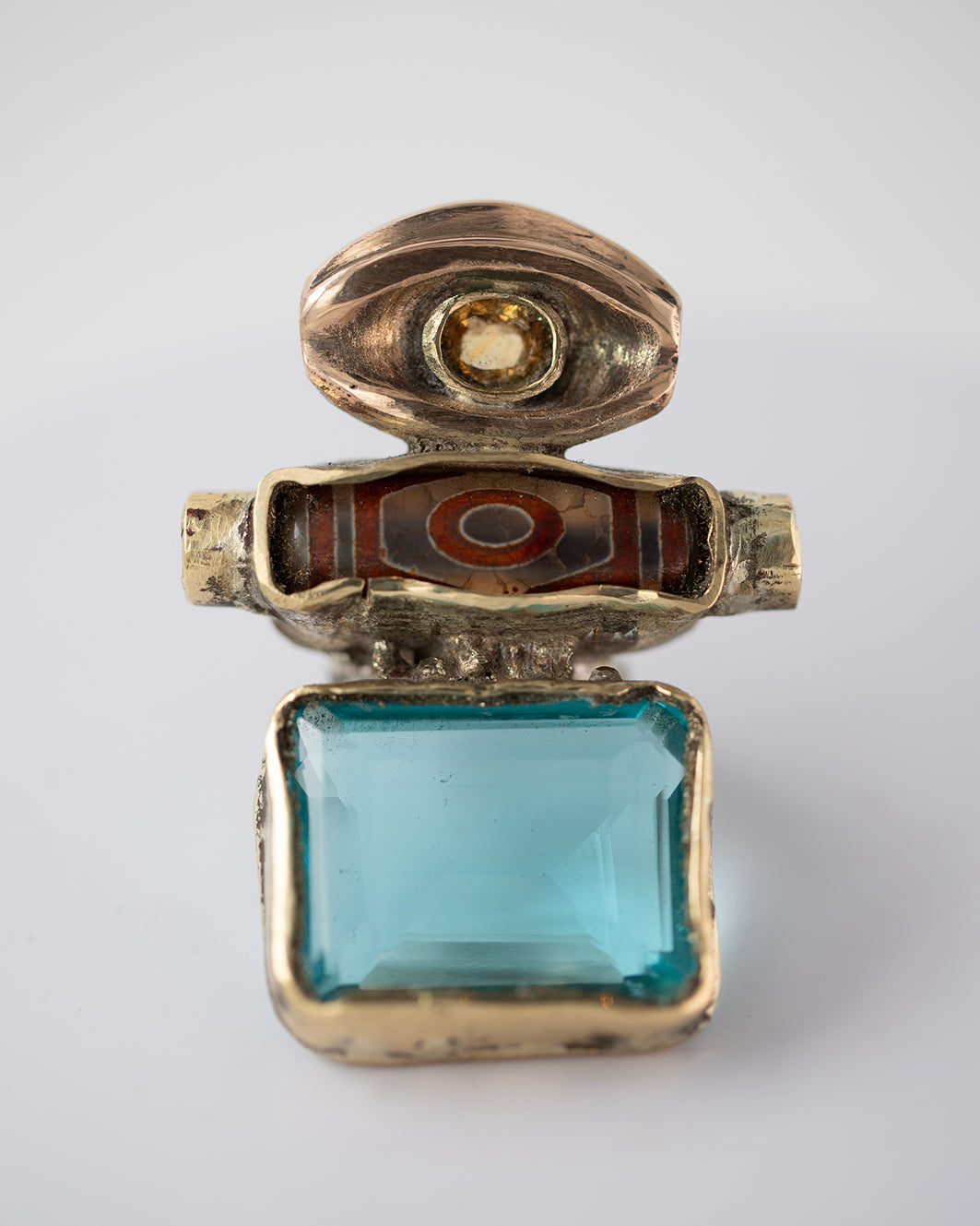 Big ring Dzi. Brass, bronze, silver, laboratory topaz, natural citrine, 2 turquoises./ Wielki pierscien Dzi. Mosiadz, braz, srebro, topaz laboratoryjny, naturalny cytryn, 2 turkusy.