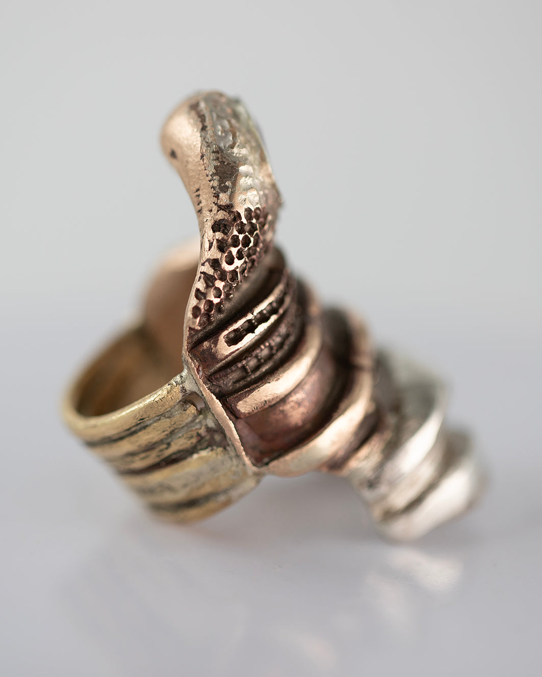 Red swirl. Brass, bronze. Red zirconia. / Pierscien zawijas czerwony. Mosiadz, braz. Cyrkonia.