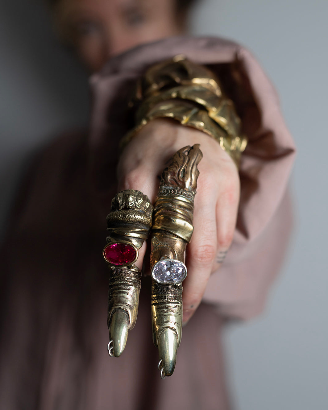 Finger ring with earring. Brass, colorless zircone. / Pierscien palec z kolczykami, mosiadz, cyrkonia.