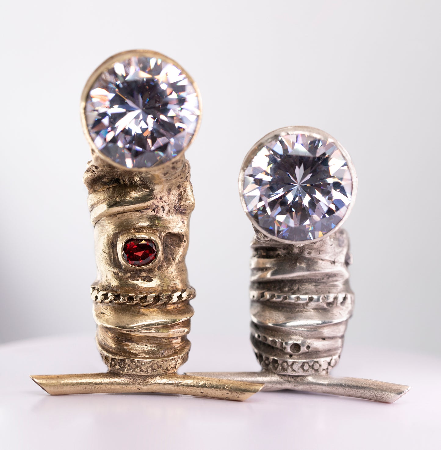 Big ring with garnet and zirconia. Brass. / Wielki pierscien. Mosiadz, granat, cyrkonia.