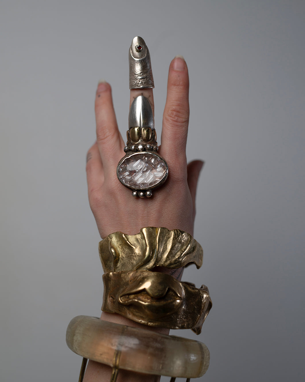 Big ring with zircons and garnet, glass. Copper, brass, silver./ Wielki pierscien z cyrkoniami i granatem. Szklo. Miedz, mosiadz, srebro.