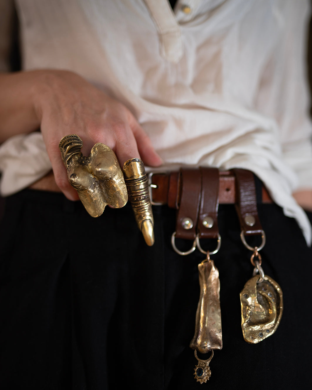 Ear pendant. Brass, zircons. / Wisior w kształcie ucha. Mosiadz, cyrkonie.