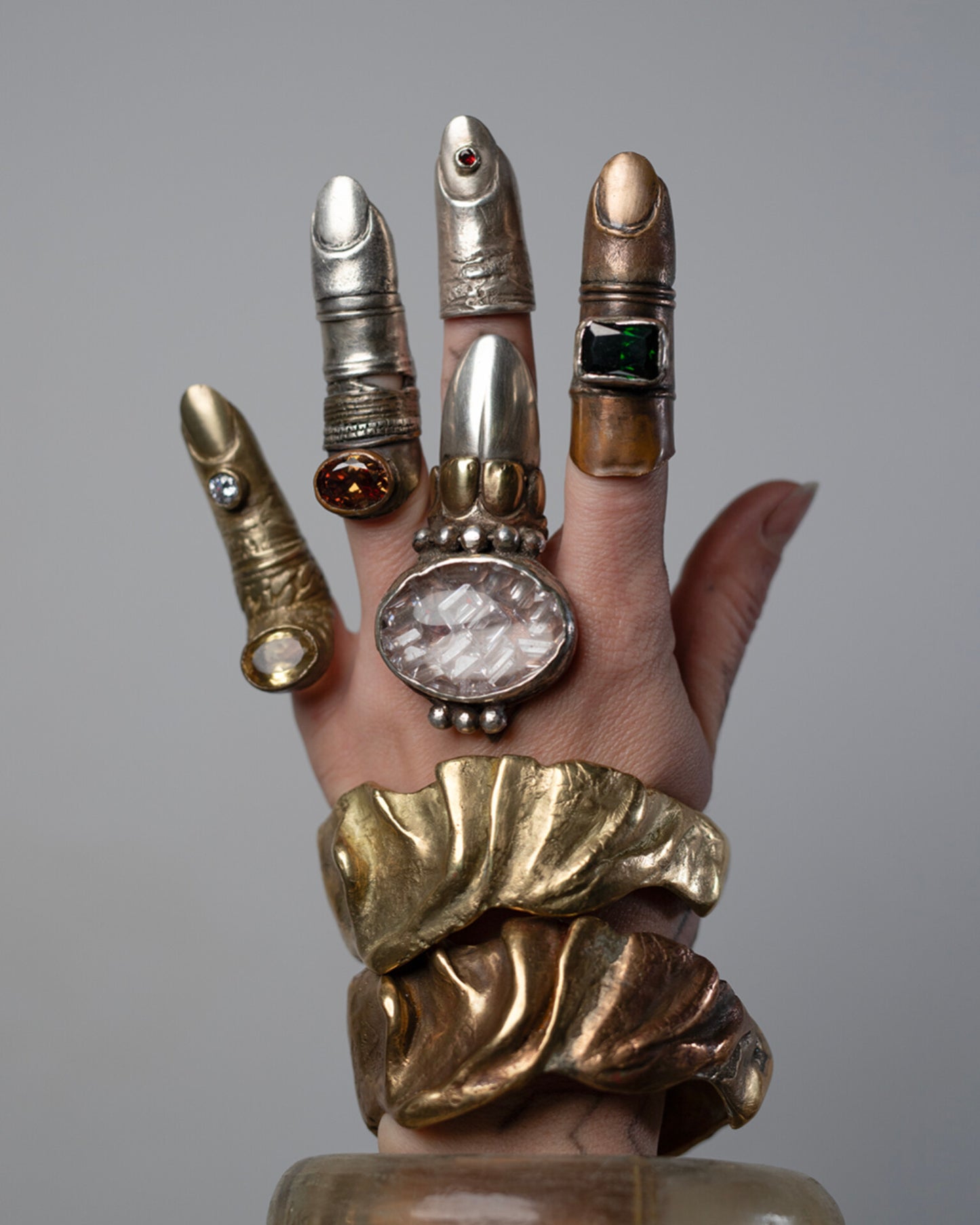 Big ring with zircons and garnet, glass. Copper, brass, silver./ Wielki pierscien z cyrkoniami i granatem. Szklo. Miedz, mosiadz, srebro.