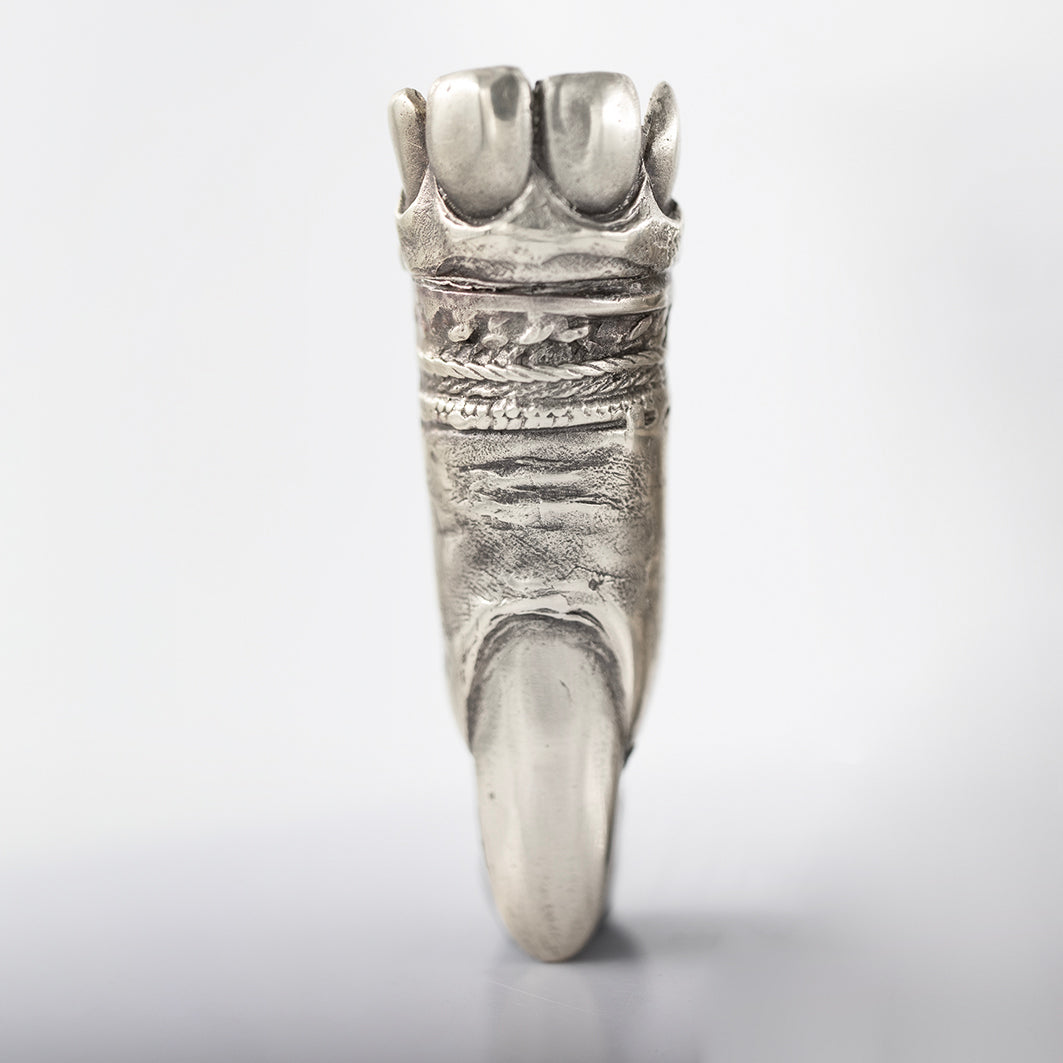Tooth finger shape ring III. Silver. / Pierscien w ksztacie palca z zebami III. Srebro.