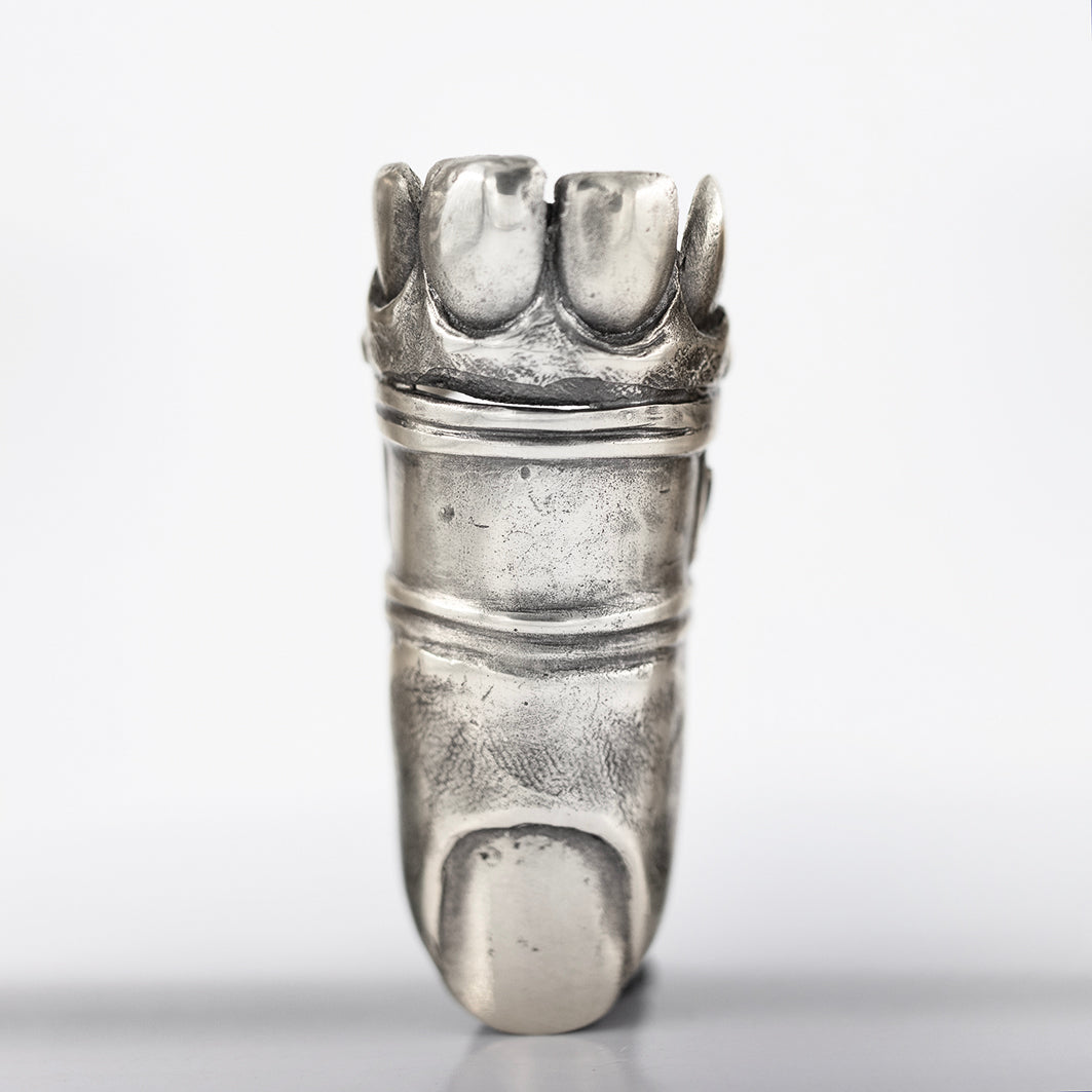 Tooth finger shape ring II, Silver. / Pierscien w ksztacie palca z zebami II. Srebro.