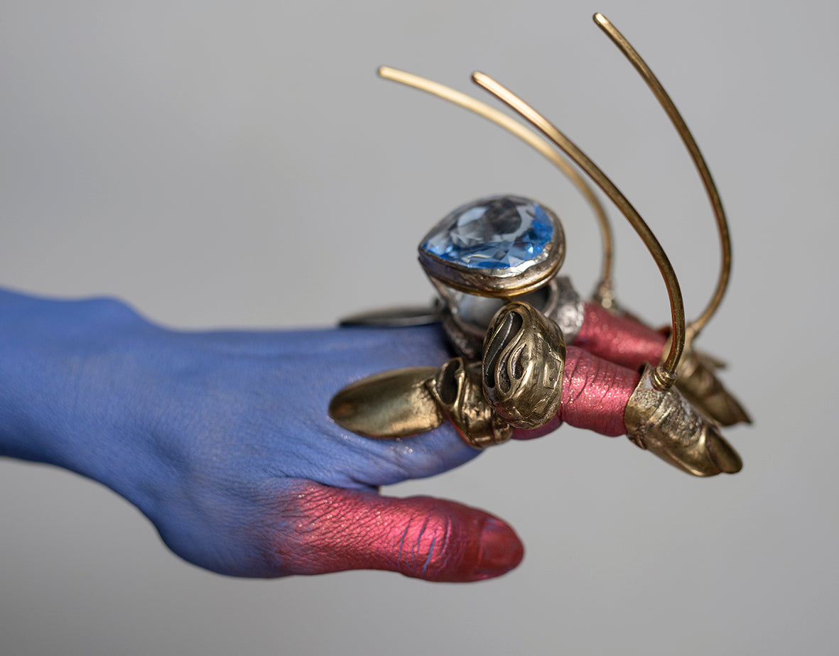 Mantis armor inspired ring. Silver and brass. / Pierscien inspirowany zbroja i modliszka. Srebro i mosiadz.