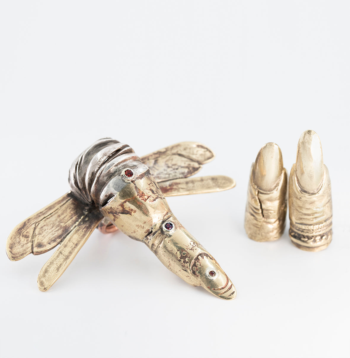 Ring in the shape of an dragonfly III. Brass, silver, bronze. / Pierscien w ksztalcie owada. Mosiadz ze srebrem..