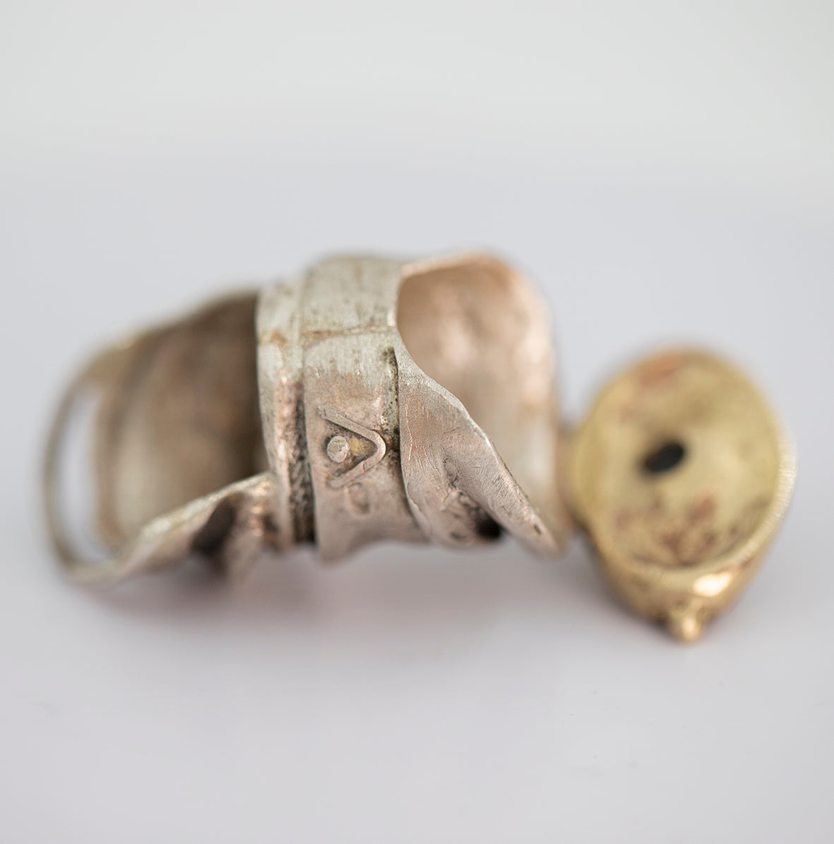 Layers Ring with Agate eye. Brass and silver. / Duzy pierscien. Mosiadz i srebro. Agat.