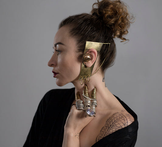 Ear cuff, brass and bronze. / Nausznica, mosiadz i braz.