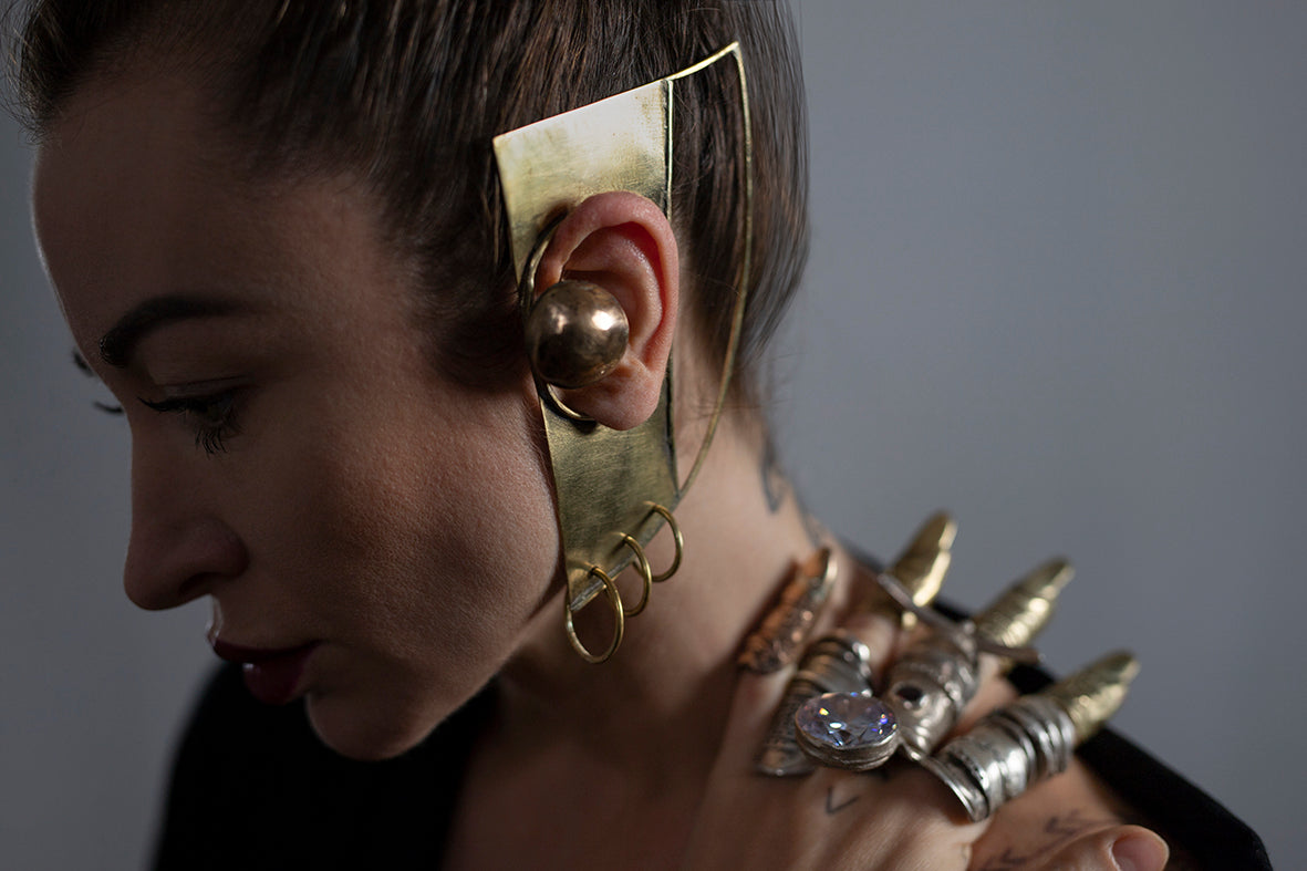 Ear cuff, brass and bronze. / Nausznica, mosiadz i braz.