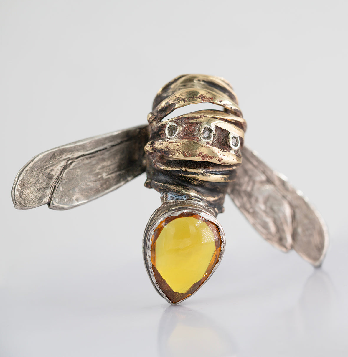 Big ring bee shape. Brass, silver, Quartz, topaz./ Pierscien w ksztalcie pszczoly. Srebro, mosiadz, kwarc, topaz.