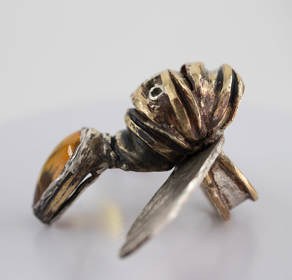 Big ring bee shape. Brass, silver, Quartz, topaz./ Pierscien w ksztalcie pszczoly. Srebro, mosiadz, kwarc, topaz.