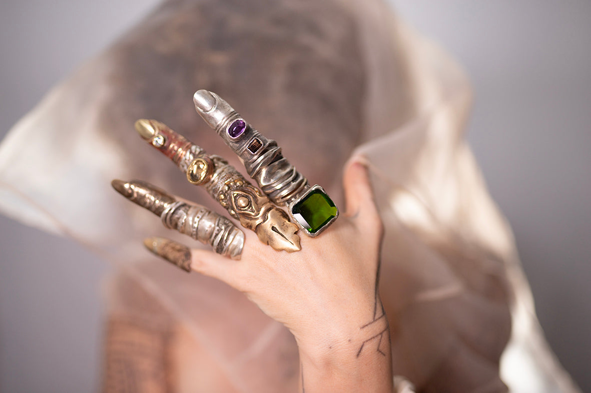 Giant silver and brass ring with laboratory peridot. /Wielki pierscien z mieszanych metali z laboratoryjnym kamieniem.