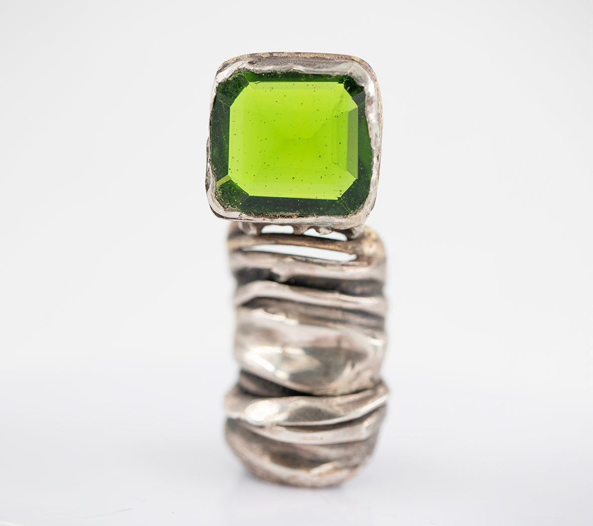 Giant silver and brass ring with laboratory peridot. /Wielki pierscien z mieszanych metali z laboratoryjnym kamieniem.