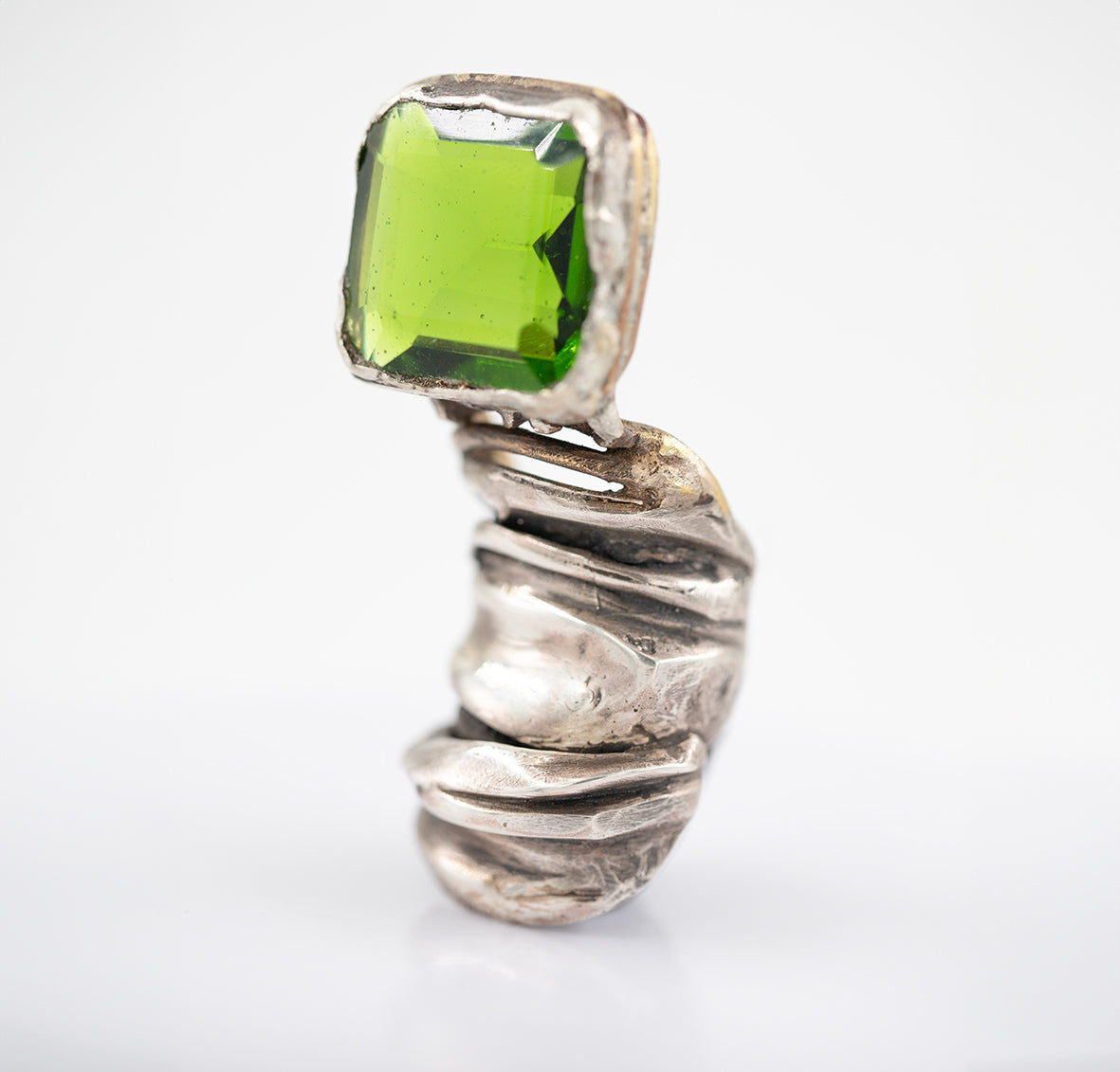 Giant silver and brass ring with laboratory peridot. /Wielki pierscien z mieszanych metali z laboratoryjnym kamieniem.