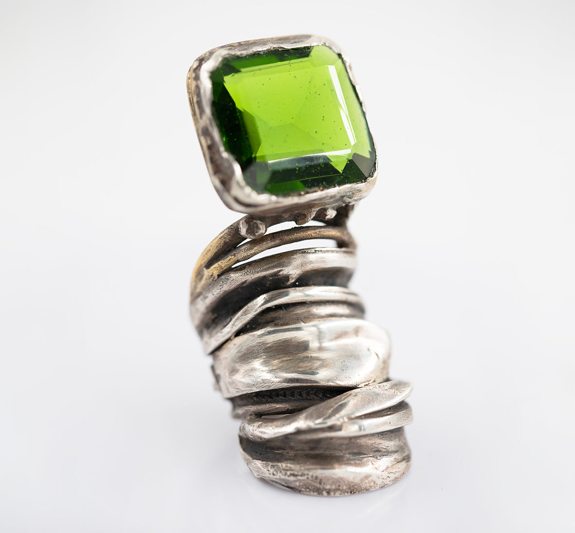 Giant silver and brass ring with laboratory peridot. /Wielki pierscien z mieszanych metali z laboratoryjnym kamieniem.