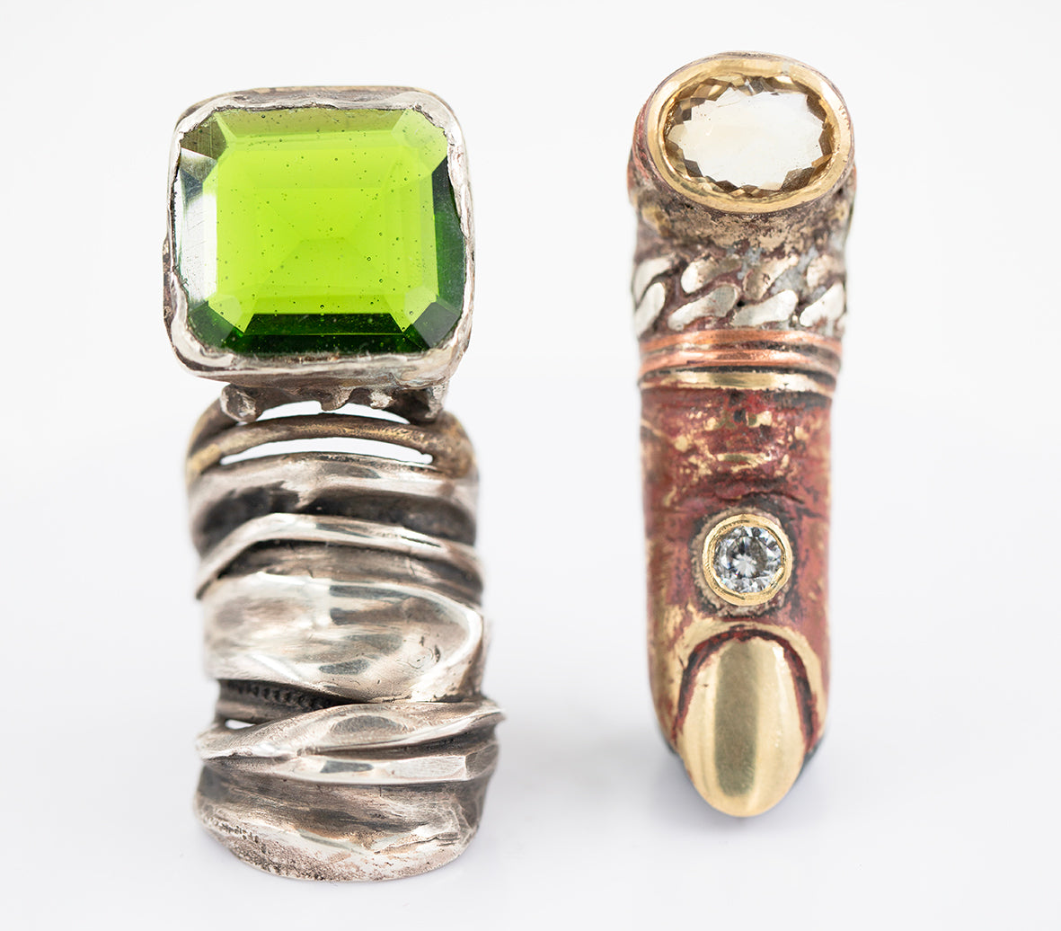 Giant silver and brass ring with laboratory peridot. /Wielki pierscien z mieszanych metali z laboratoryjnym kamieniem.