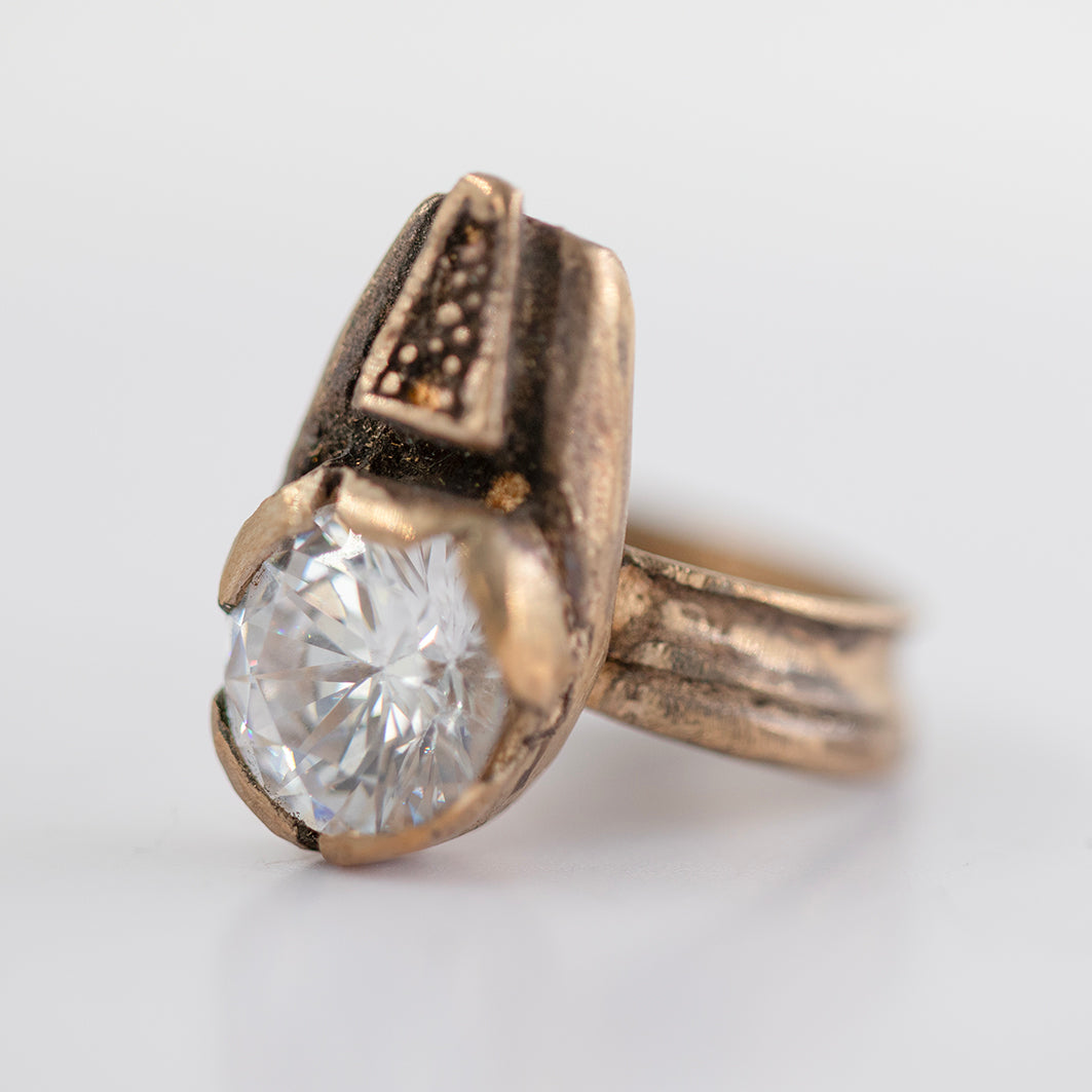 Small ring with cubic zirconia. Silver and brass. / Maly pierscien. Srebro i mosiadz, cyrkonia.