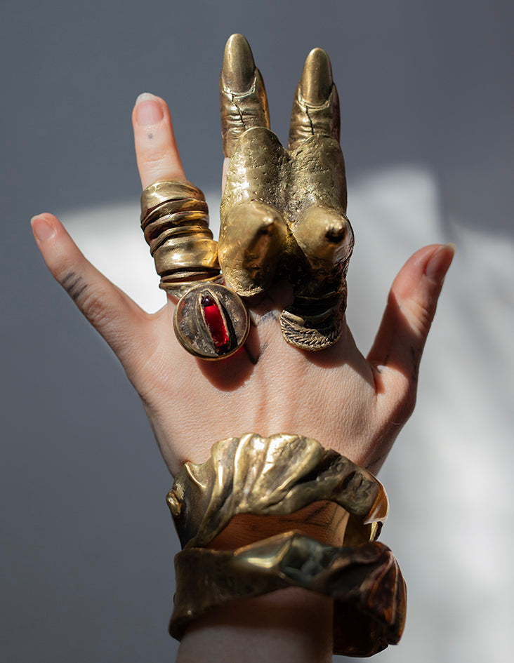 Giant brass ring and jewelry glass. /Wielki pierscien z mosiadzu i szkla jubilerskiego.