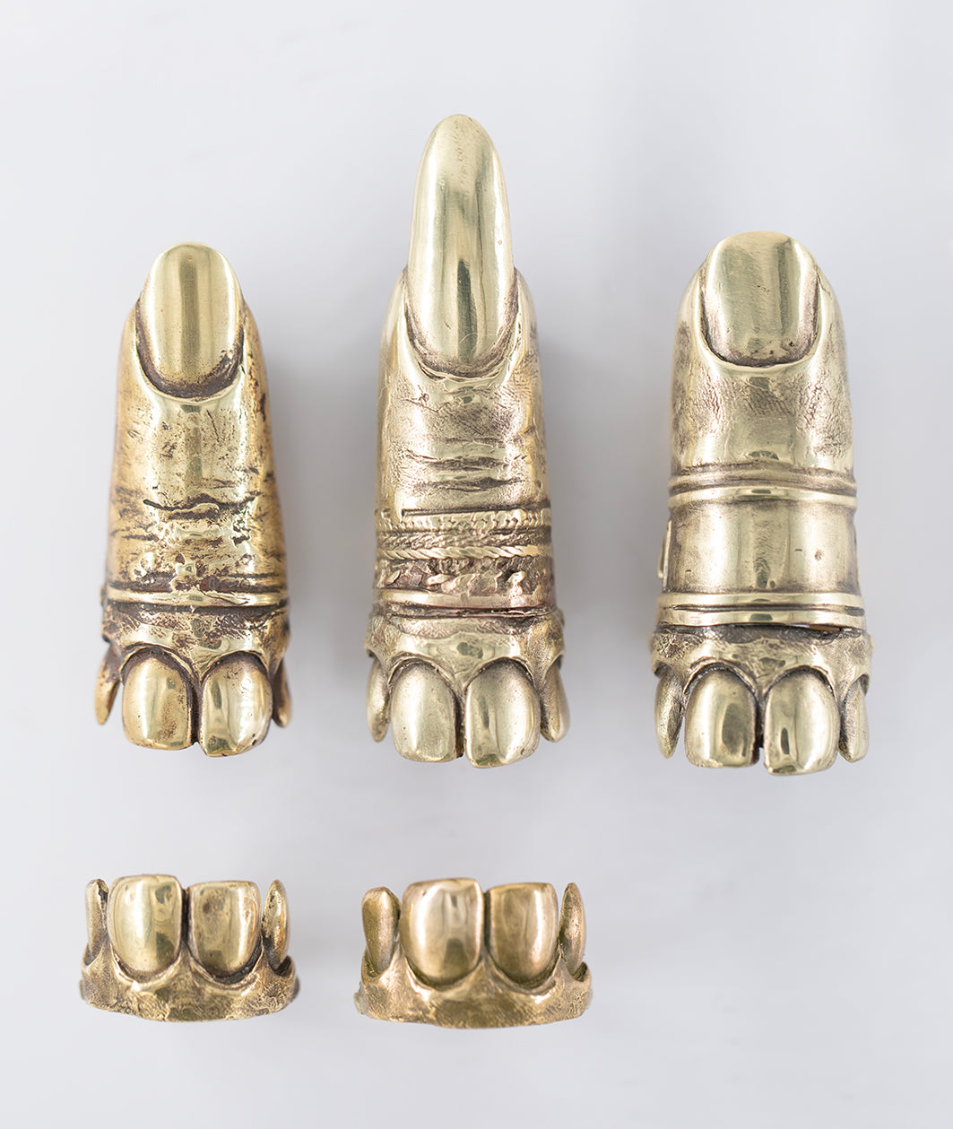 Tooth finger shape ring II, Brass. / Pierscien w ksztacie palca z zebami II. Mosiadz.