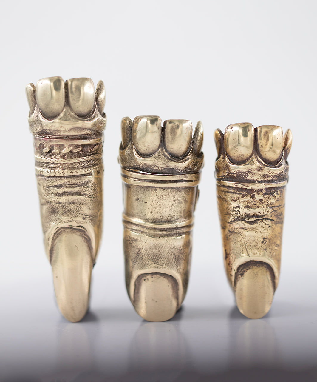 Tooth finger shape ring II, Brass. / Pierscien w ksztacie palca z zebami II. Mosiadz.