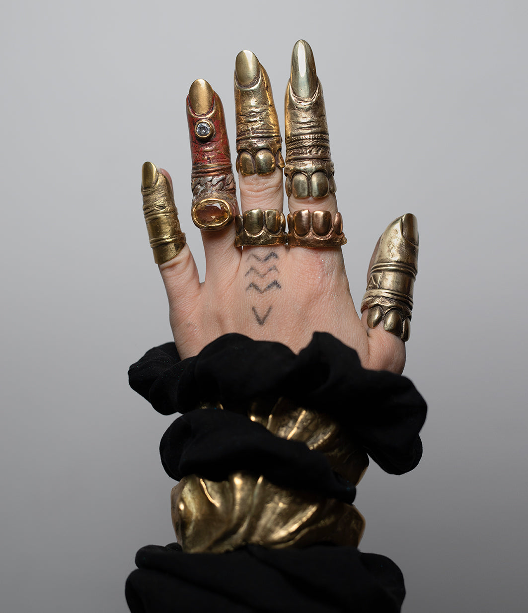 Tooth finger shape ring II, Brass. / Pierscien w ksztacie palca z zebami II. Mosiadz.