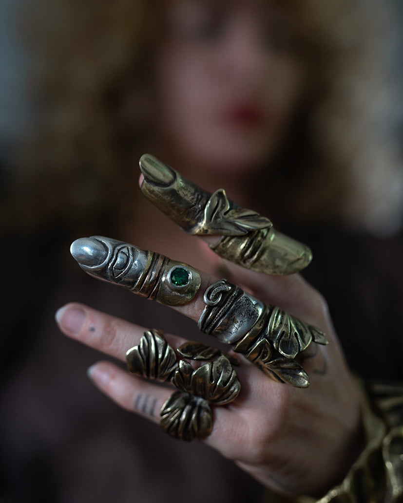 Finger ring. Brass, silver, copper, green zircone. / Pierscien palec, mosiadz, srebro, miedz, cyrkonia.