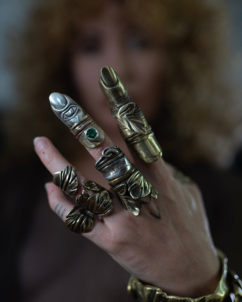 Finger ring. Brass, silver, copper, green zircone. / Pierscien palec, mosiadz, srebro, miedz, cyrkonia.