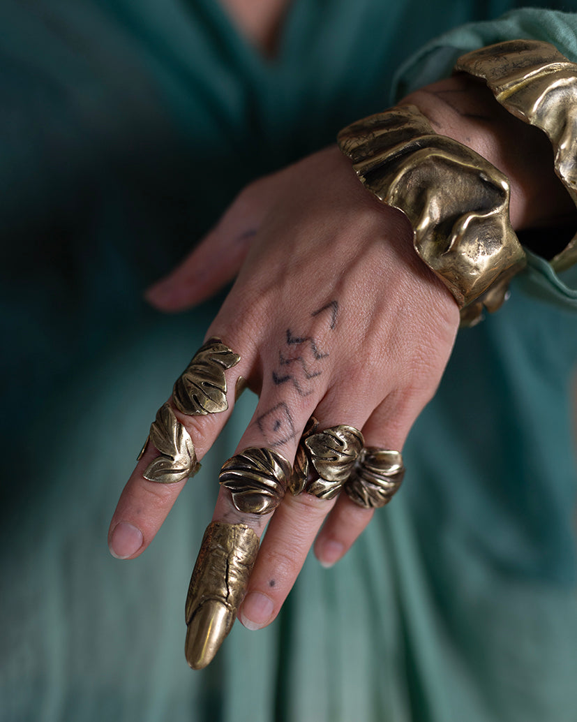 Floral shape ring IV. Brass. / Pierscien w ksztalcie liscia. Mosiadz.